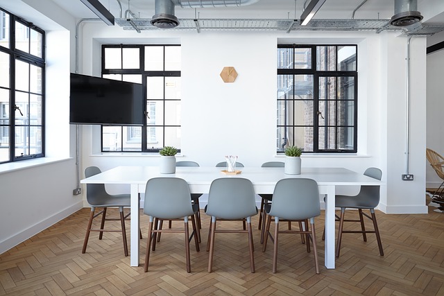 Hvordan et hæve-sænke bord kan øge produktiviteten på arbejdspladsen